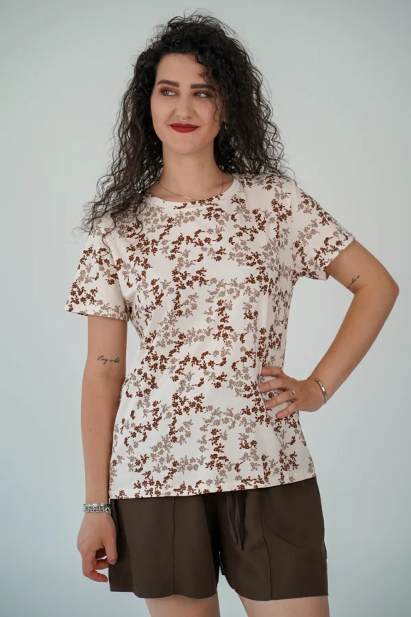 T-Shirt Zoey - Fiorellini Beige e Cioccolato - immagine 3