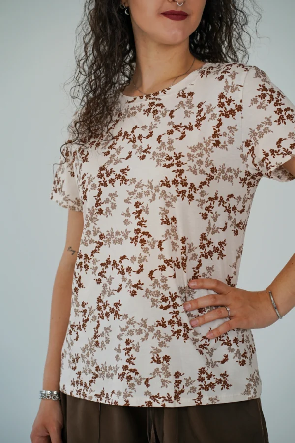 T-Shirt Zoey - Fiorellini Beige e Cioccolato - immagine 4